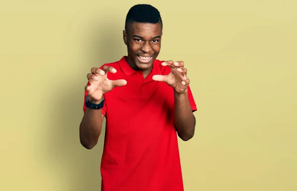 Jovem Homem Afro Americano Vestindo Casual Camiseta Vermelha Sorrindo Engraçado — Fotografia de Stock