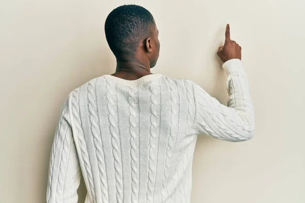 아프리카 미국인 남자가 평상복을 손가락으로 향하고 — 스톡 사진