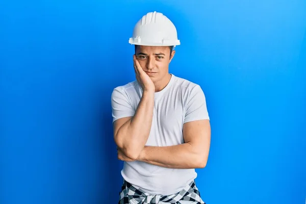 Hezký Mladý Muž Uniformě Stavitel Hardhat Myšlení Vypadá Unaveně Znuděný — Stock fotografie