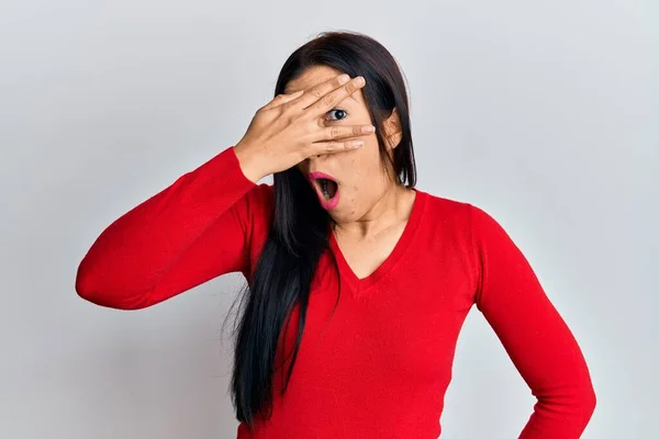 Mladá Latinská Žena Neformálním Oblečení Vykukuje Šoku Zakrývá Obličej Oči — Stock fotografie