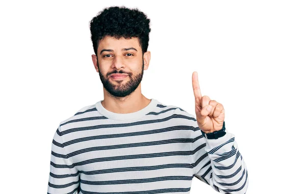 Ung Arab Man Med Skägg Bär Casual Randig Tröja Visar — Stockfoto