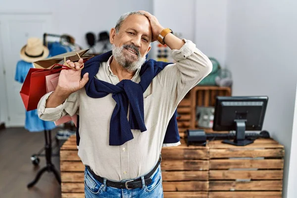 Schöner Älterer Mann Mit Einkaufstaschen Boutique Shop Lächelt Zuversichtlich Berühren — Stockfoto