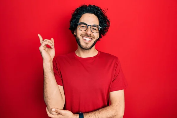 Schöner Hispanischer Mann Lässigem Shirt Und Brille Mit Einem Breiten — Stockfoto