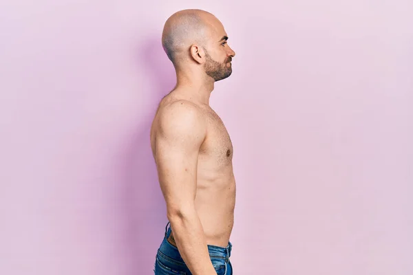 Jovem Careca Sem Camisa Olhando Para Lado Relaxar Pose Perfil — Fotografia de Stock