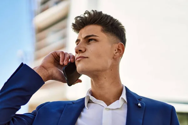 Joven Hablando Teléfono Inteligente Usando Traje Calle —  Fotos de Stock