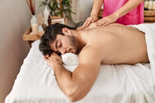 Hombre Relajado Recibiendo Masaje Espalda Centro Belleza —  Fotos de Stock