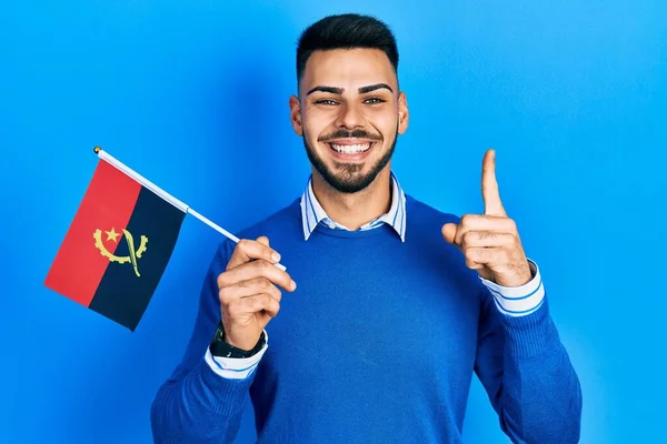 Ung Latinamerikansk Man Med Skägg Håller Angola Flagga Leende Med — Stockfoto