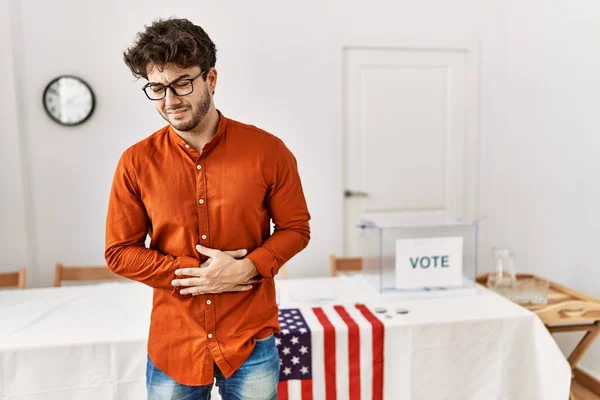 Hispanic Man Står Vid Valsalen Med Handen Magen Eftersom Illamående — Stockfoto