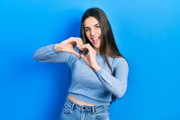 Joven Adolescente Morena Vistiendo Suéter Casual Sonriendo Amor Haciendo Forma —  Fotos de Stock