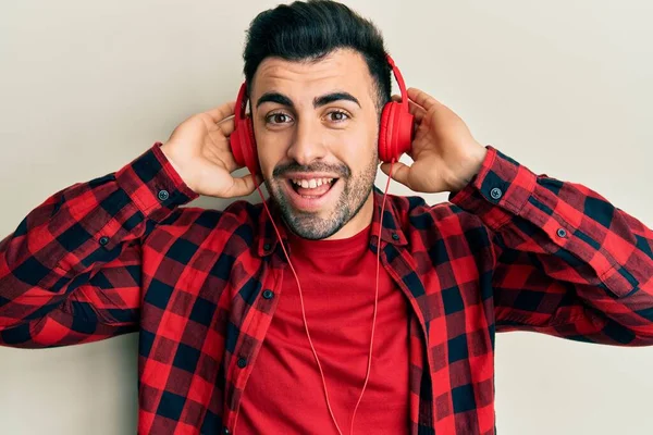 Mladý Hispánec Který Poslouchá Hudbu Pomocí Sluchátek Usmívá Šťastným Chladným — Stock fotografie
