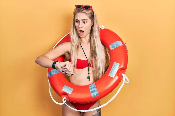 Mujer Caucásica Joven Usando Bikini Sosteniendo Flotador Salvavidas Mirando Tiempo — Foto de Stock