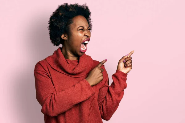 Mujer Afroamericana Con Pelo Afro Señalando Con Los Dedos Hacia — Foto de Stock