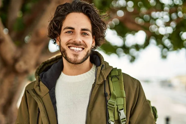 Hombre Hispano Guapo Sonriendo Parque — Foto de Stock