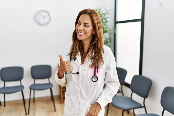 Médico Hispano Mediana Edad Mujer Sala Espera Sonriendo Feliz Positivo —  Fotos de Stock