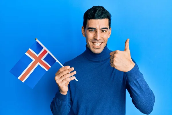 Hombre Hispano Guapo Sosteniendo Bandera Isla Sonriendo Feliz Positivo Pulgar —  Fotos de Stock