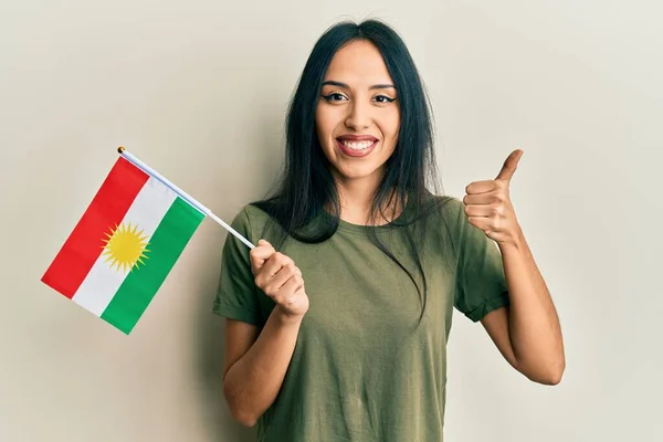 Menina Hispânica Jovem Segurando Bandeira Curdistão Sorrindo Feliz Positivo Polegar — Fotografia de Stock