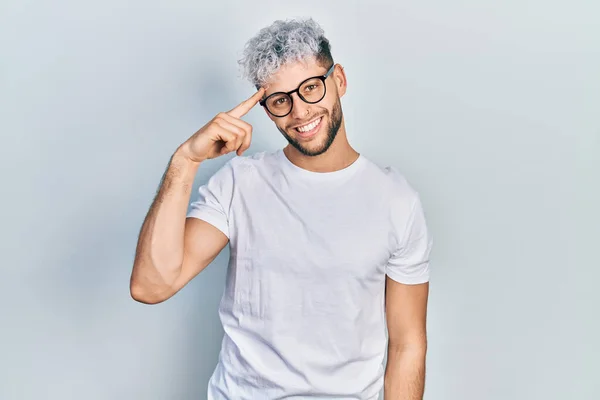 Homem Hispânico Jovem Com Cabelo Tingido Moderno Vestindo Shirt Branca — Fotografia de Stock