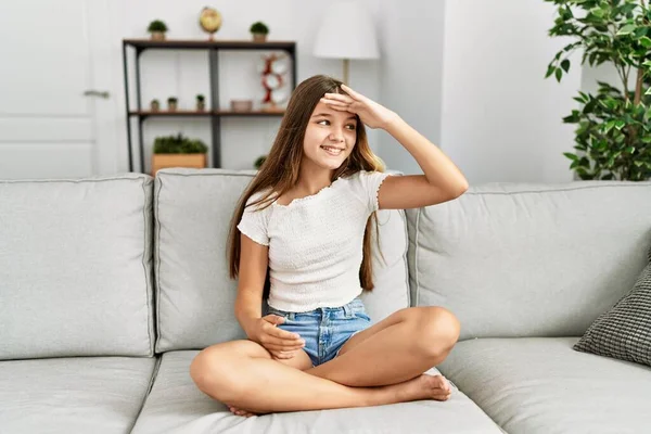 Mladá Brunetka Teenager Sedí Pohovce Doma Velmi Šťastný Usmívá Daleko — Stock fotografie