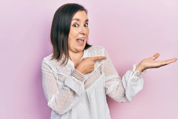 Middelbare Leeftijd Spaanse Vrouw Dragen Casual Kleding Verbaasd Glimlachend Naar — Stockfoto