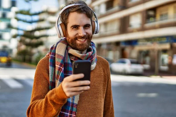 Jonge Blanke Man Met Baard Luisteren Naar Muziek Met Smartphone — Stockfoto