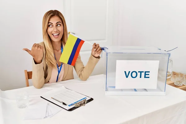 Loira Bela Jovem Eleição Campanha Política Segurando Bandeira Colômbia Apontando — Fotografia de Stock