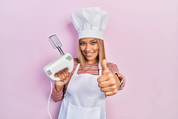 Spanyol Asıllı Güzel Bir Kadın Elinde Pasta Blendırı Elinde Elektrikli — Stok fotoğraf