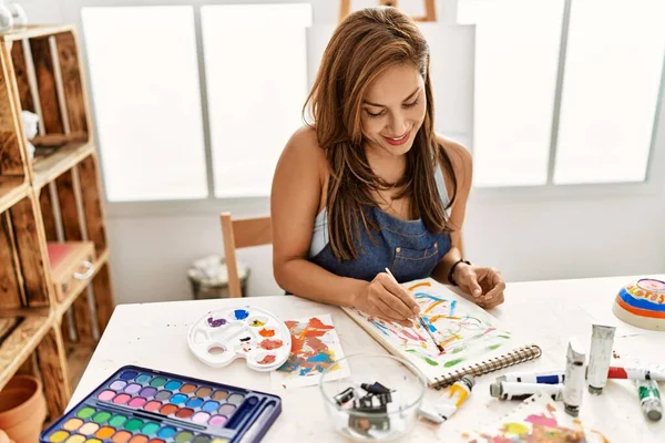 Jovem Artista Hispânico Mulher Sorrindo Desenho Feliz Estúdio Arte — Fotografia de Stock