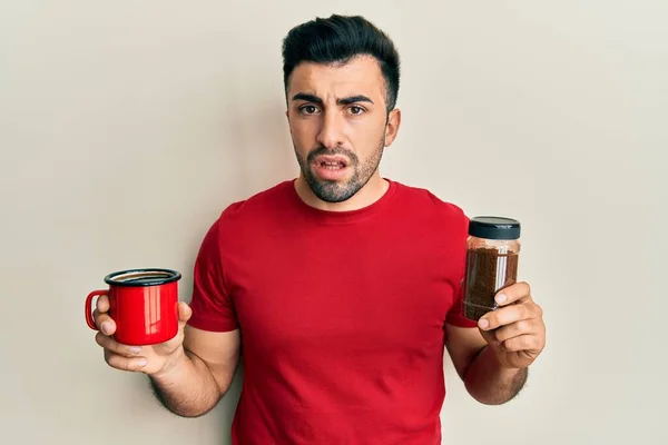 Joven Hombre Hispano Sosteniendo Taza Café Soluble Sin Pistas Expresión — Foto de Stock