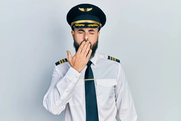 Junger Hispanischer Mann Flugzeugpilotenuniform Gelangweilt Gähnend Müden Mund Mit Der — Stockfoto