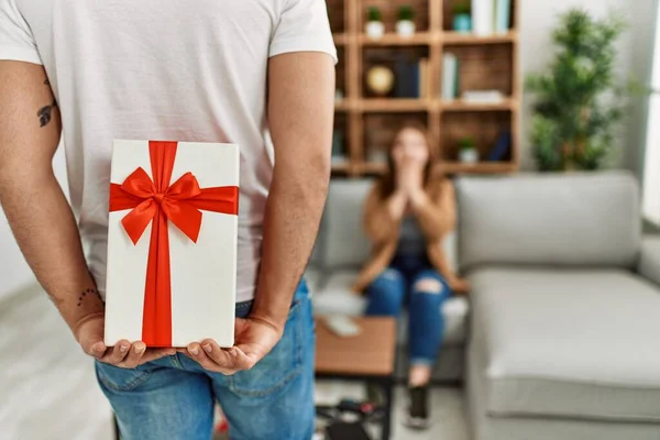 Jeune Couple Souriant Heureux Assis Sur Canapé Surprise Avec Cadeau — Photo