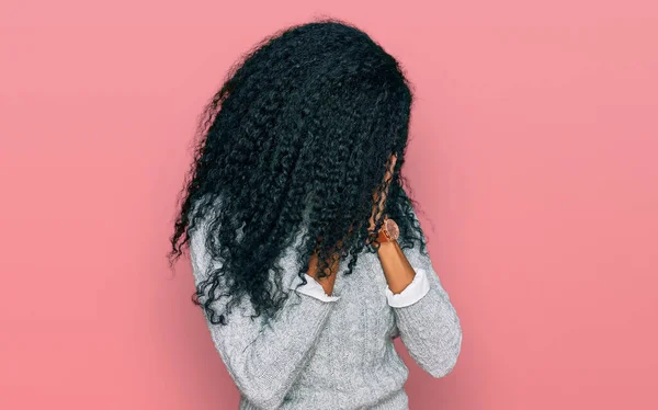 Medelålders Afrikansk Amerikansk Kvinna Klädd Vardagskläder Med Sorgligt Uttryck Som — Stockfoto