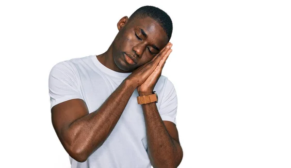 Mladý Africký Američan Muž Sobě Ležérní Bílé Tričko Spí Unavený — Stock fotografie