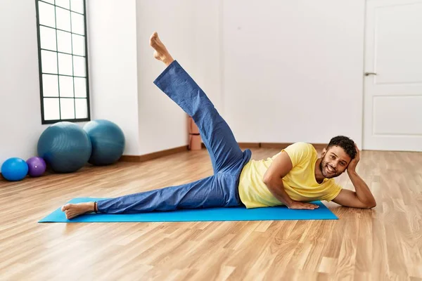 Joven Árabe Deportista Sonriendo Feliz Entrenamiento Yoga Centro Deportivo — Foto de Stock