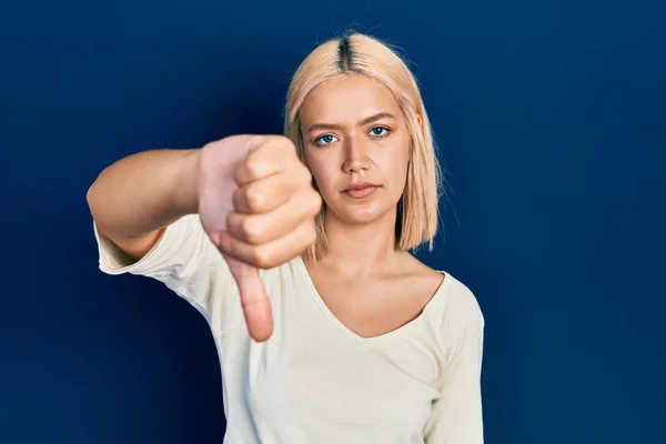 Mooie Blonde Vrouw Draagt Casual Trui Kijken Ongelukkig Boos Tonen — Stockfoto