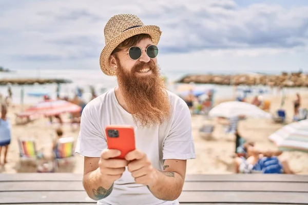 Genç Kızıl Saçlı Turist Akıllı Telefon Kullanıyor Sahildeki Bankta Oturuyor — Stok fotoğraf