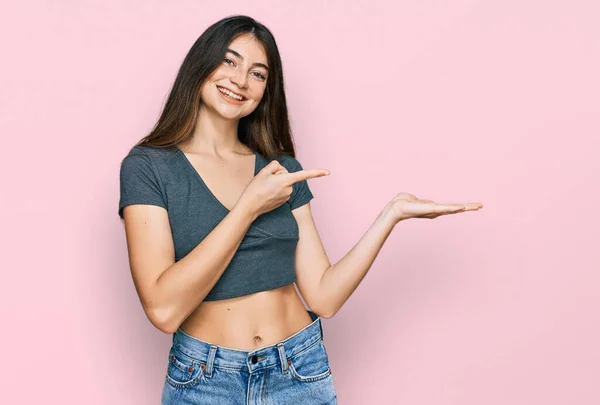 Giovane Bella Ragazza Adolescente Indossa Casual Crop Top Shirt Stupito — Foto Stock