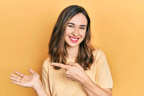 Jong Hispanic Meisje Dragen Casual Kleding Verbaasd Glimlachen Naar Camera — Stockfoto