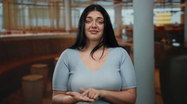 Restoranda para için el kol hareketi yapan bir kadın, yalvarma jesti yapıyor, duyguları vurguluyor, kıvrımlı figürler, gündelik ortamlar, kapalı mekanlar, hafif ışıklandırma ve modern dekorlar..