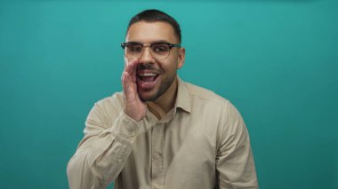 Camgöbeği stüdyosunda elleri ağızlarına dolanmış gözlük takan bir adam heyecan motivasyon enerjisi tutkusu..