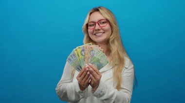 Elinde Romanya banknotları tutan genç bir kadın canlı mavi bir geçmişe gülümsüyor. Bu da mali refah ve güveni simgeliyor..