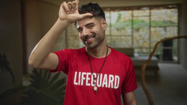 Kırmızı cankurtaran tişörtü ve ıslık forması giyen genç İspanyol adam. Alnından imzalıyorum..