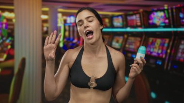 Kadın burnuna deodorant tutarak canlı kumarhane kumar makinesinin içinde ekşi jest yapıyor..