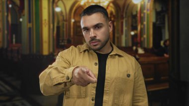 İnsan, kilise binasında vitray pencerelerin altındaki ahşap bir sırayı ve kemerli tavanı işaret eder. Ruhani bağlılık..