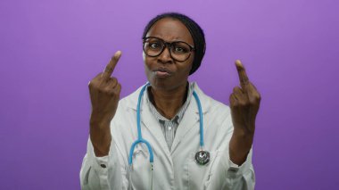 Doktor, gözlük takarken ve steteskopla canlı mor bir arkaplan karşısında hayal kırıklığını ifade ediyor. Orta parmaklarıyla işaret veriyor ve duygularını iletiyor..