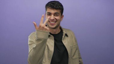 Stüdyoda parmaklarına güvenen adam heyecanını kutlar..