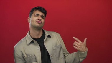 Stüdyoda gitar çalan adam, neşeli bir oyuncu..