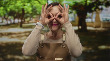 Genç İspanyol kadın parkta dürbünle el ele tutuşup oyunculuğu keşfediyor..