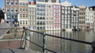 Renkli binaların suya yansıdığı, Hollanda 'nın dingin ve canlı özünü yansıtan ikonik ambu kanalın odak dışında kalan görüntüsü..