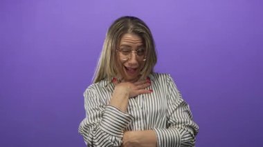 Kadın şaşkınlıkla gülüyor.