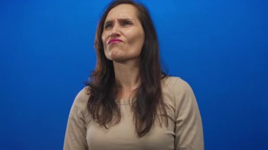 Stüdyoda kaya boynuzları gösteren genç İspanyol kadın eli kendine güvenen bir ifadeyle; rock eğlence isyanı.